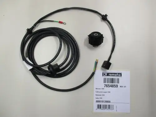 Anschlusskabel mit mehreren Leitungen und einem Stecker. Die Marke Remeha ist auf dem Etikett vermerkt. Kabel für 230V-Anwendungen.